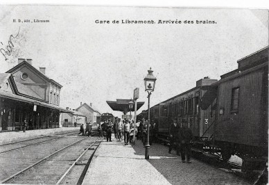 Libramont- int-voitures + voyageurs sur quai.jpg